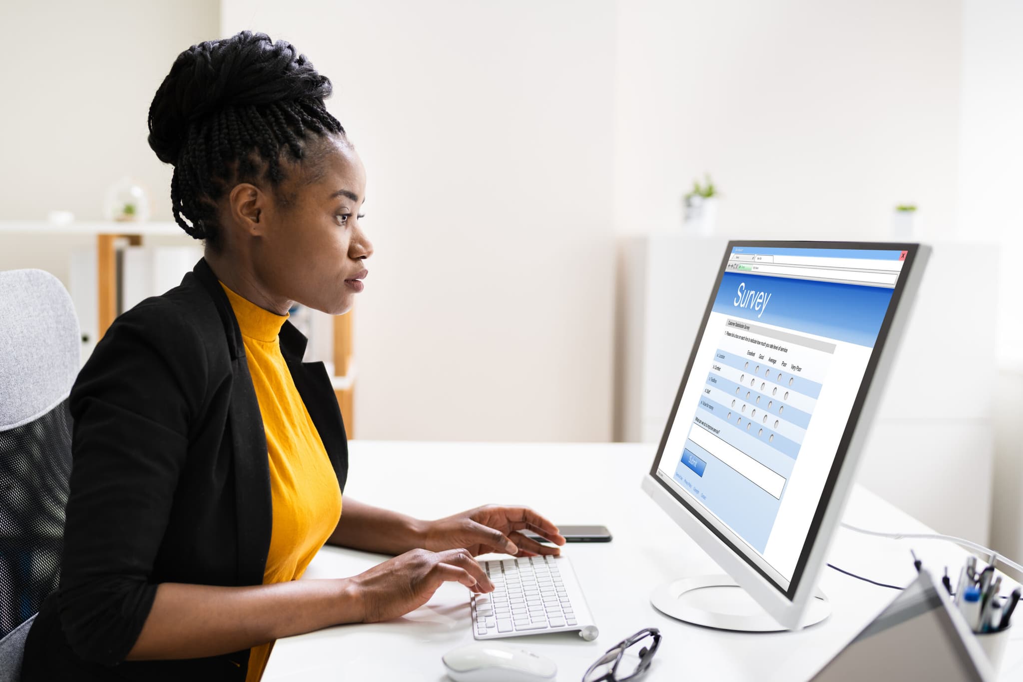 Ensuring Data Quality in Online Experiments: The Role of Attention Checks