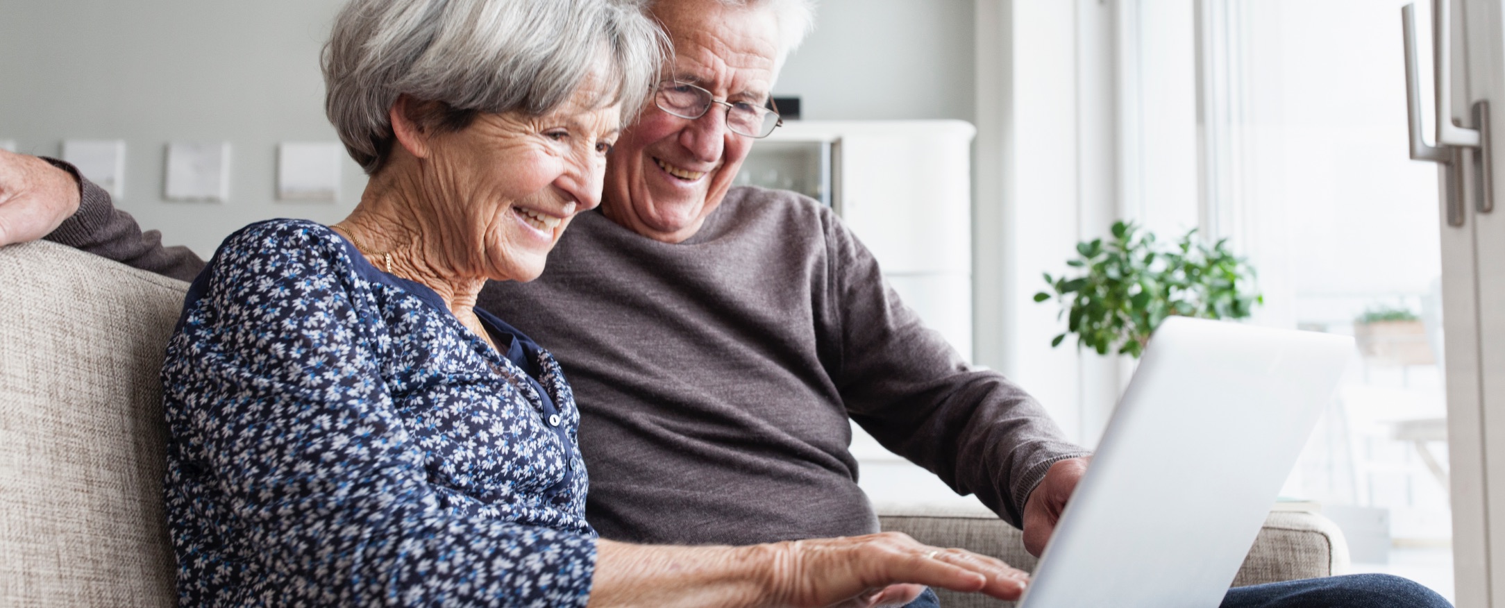 CloudResearch_Blog_Recruiting Older Adults Online_Senior couple using laptop together@2x